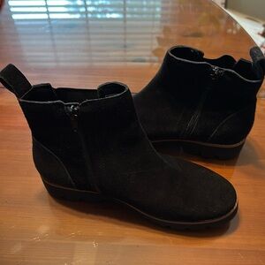 NEW Vionic water repellent black suede boots. Size 6.5. Zipper on inside
